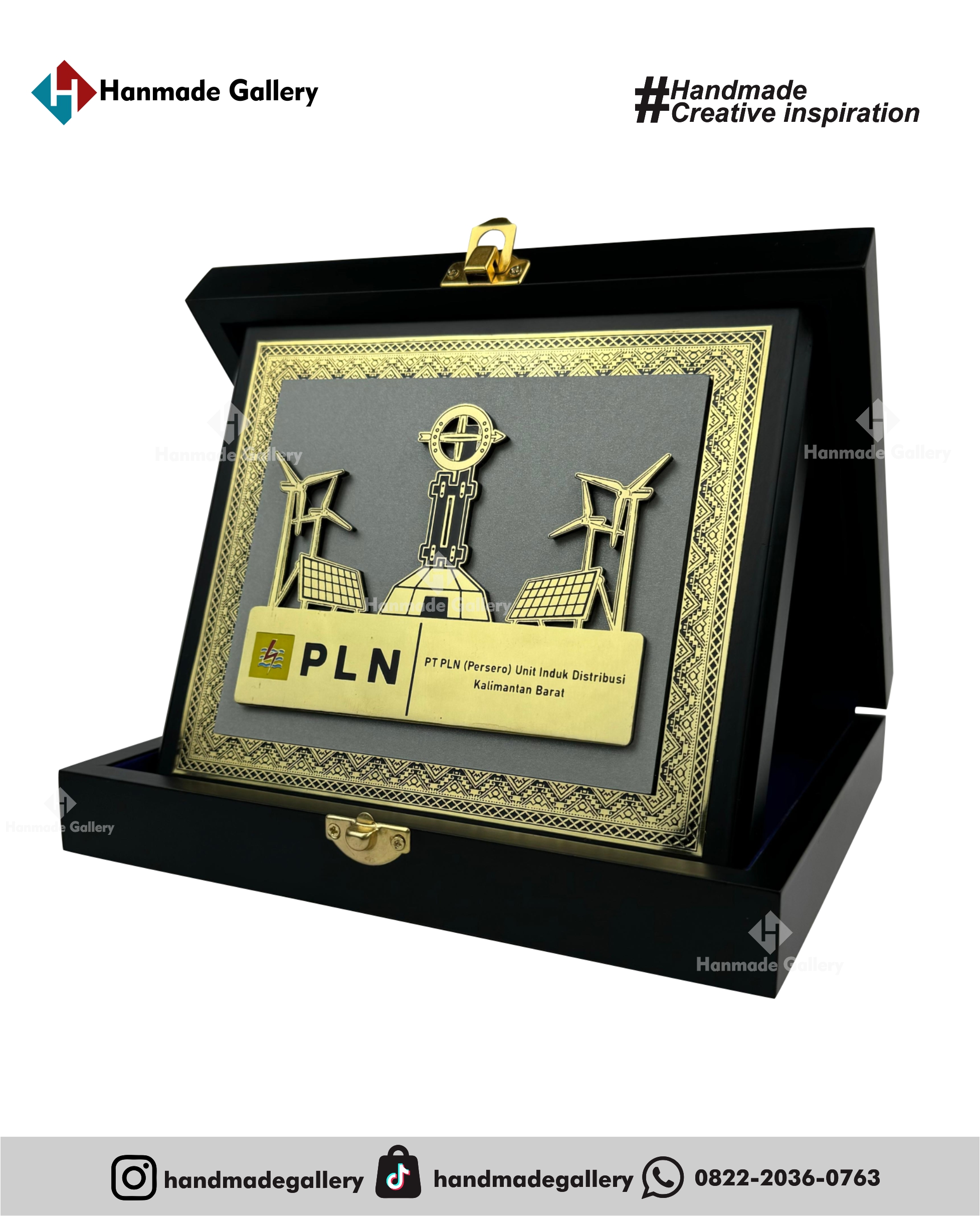 Plakat kayu dengan sentuhan kombinasi plat kuningan menjadikan plakat kayu banyak sekali diminati baik instansi pemerintah,
 BUMN, Universitas dan juga perusahaan – perusahaan swasta. Produk plakat kayu ini terkenal dengan nilai kemewahanya
 dengan kombinasi kuninganakrilikplakat, akrilikwisuda, boxplakat, buatplakat, fiberglass, hargapembuatanplakat, hargapialaakrilik,
 hargaplakat akrilik, hargaplakatkayu, hargaplakatmurah, hargaplakatwisuda, pembuatanplakat, pialaacrylic, plakatakrilikharga, 
plakatakrilikwisuda, plakatharga, plakatkayumurah, plakatkuningan, plakatmarmer, plakatmurah, plakatpiala, plakatseminar,
 plakatsouvenir, plakattimah, plakatwayang, plakatwayanglogam, plakatwedding, plakatwisuda, plakatwisudaakrilik,