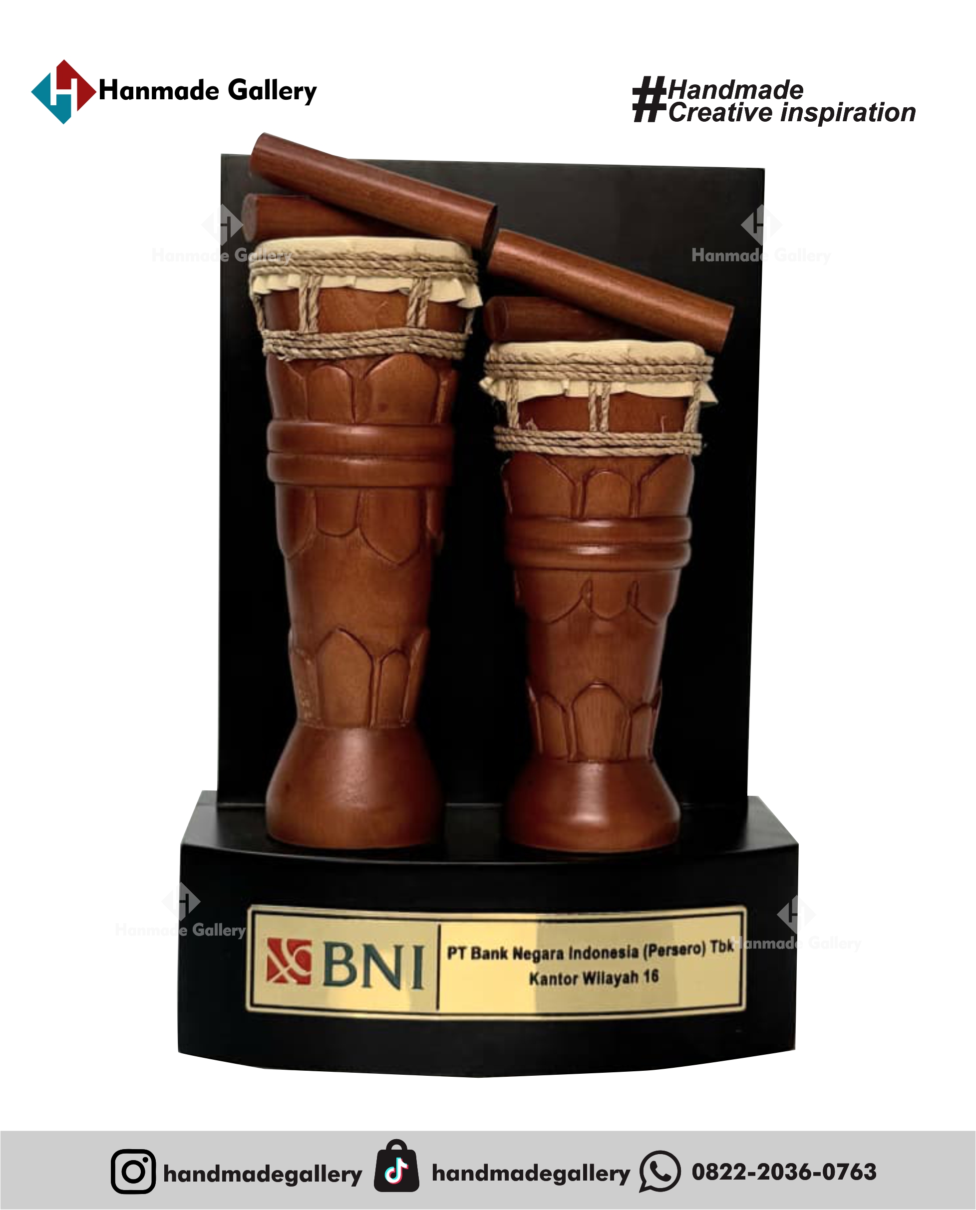 Plakat kayu dengan sentuhan kombinasi plat kuningan menjadikan plakat kayu banyak sekali diminati baik instansi pemerintah,
 BUMN, Universitas dan juga perusahaan – perusahaan swasta. Produk plakat kayu ini terkenal dengan nilai kemewahanya
 dengan kombinasi kuninganakrilikplakat, akrilikwisuda, boxplakat, buatplakat, fiberglass, hargapembuatanplakat, hargapialaakrilik,
 hargaplakat akrilik, hargaplakatkayu, hargaplakatmurah, hargaplakatwisuda, pembuatanplakat, pialaacrylic, plakatakrilikharga, 
plakatakrilikwisuda, plakatharga, plakatkayumurah, plakatkuningan, plakatmarmer, plakatmurah, plakatpiala, plakatseminar,
 plakatsouvenir, plakattimah, plakatwayang, plakatwayanglogam, plakatwedding, plakatwisuda, plakatwisudaakrilik,