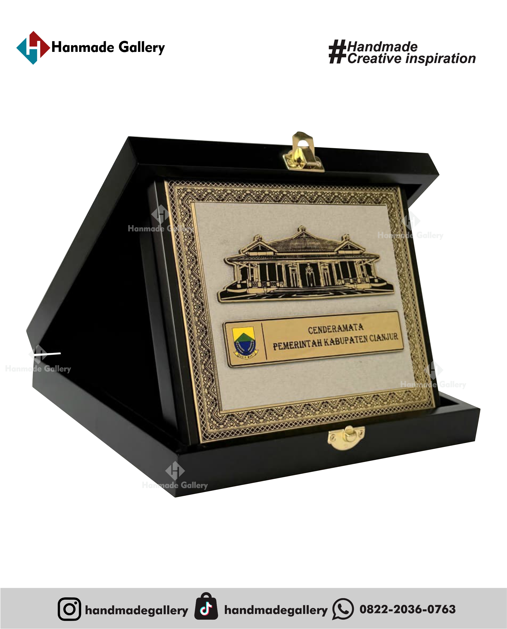 Plakat kayu dengan sentuhan kombinasi plat kuningan menjadikan plakat kayu banyak sekali diminati baik instansi pemerintah,
 BUMN, Universitas dan juga perusahaan – perusahaan swasta. Produk plakat kayu ini terkenal dengan nilai kemewahanya
 dengan kombinasi kuninganakrilikplakat, akrilikwisuda, boxplakat, buatplakat, fiberglass, hargapembuatanplakat, hargapialaakrilik,
 hargaplakat akrilik, hargaplakatkayu, hargaplakatmurah, hargaplakatwisuda, pembuatanplakat, pialaacrylic, plakatakrilikharga, 
plakatakrilikwisuda, plakatharga, plakatkayumurah, plakatkuningan, plakatmarmer, plakatmurah, plakatpiala, plakatseminar,
 plakatsouvenir, plakattimah, plakatwayang, plakatwayanglogam, plakatwedding, plakatwisuda, plakatwisudaakrilik,