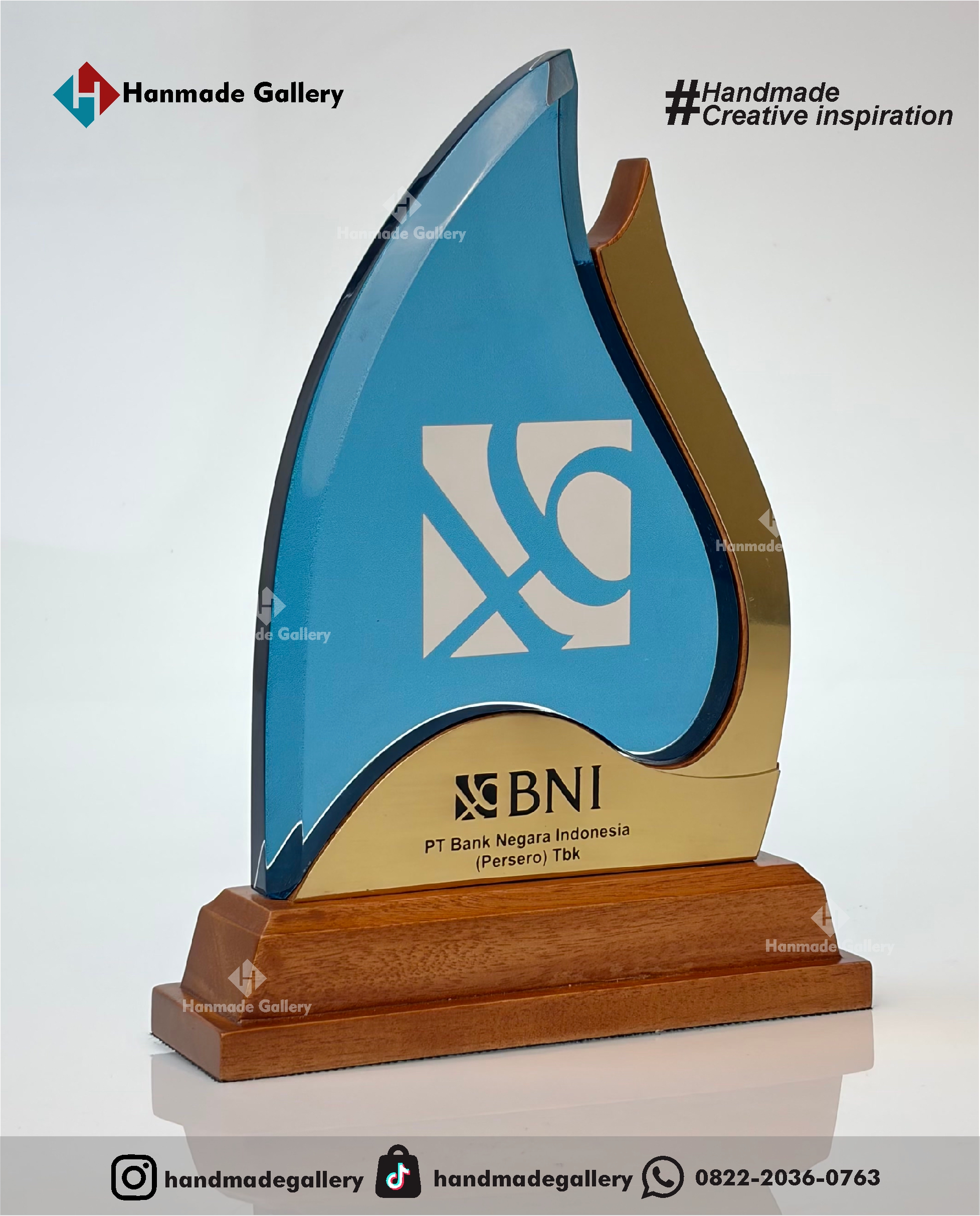 Plakat kayu kombinsdi skrilik dengan sentuhan kombinasi plat kuningan menjadikan plakat kayu banyak sekali diminati baik instansi pemerintah,
 BUMN, Universitas dan juga perusahaan – perusahaan swasta. Produk plakat kayu ini terkenal dengan nilai kemewahanya
 dengan kombinasi kuninganakrilikplakat, akrilikwisuda, boxplakat, buatplakat, fiberglass, hargapembuatanplakat, hargapialaakrilik,
 hargaplakat akrilik, hargaplakatkayu, hargaplakatmurah, hargaplakatwisuda, pembuatanplakat, pialaacrylic, plakatakrilikharga, 
plakatakrilikwisuda, plakatharga, plakatkayumurah, plakatkuningan, plakatmarmer, plakatmurah, plakatpiala, plakatseminar,
 plakatsouvenir, plakattimah, plakatwayang, plakatwayanglogam, plakatwedding, plakatwisuda, plakatwisudaakrilik,