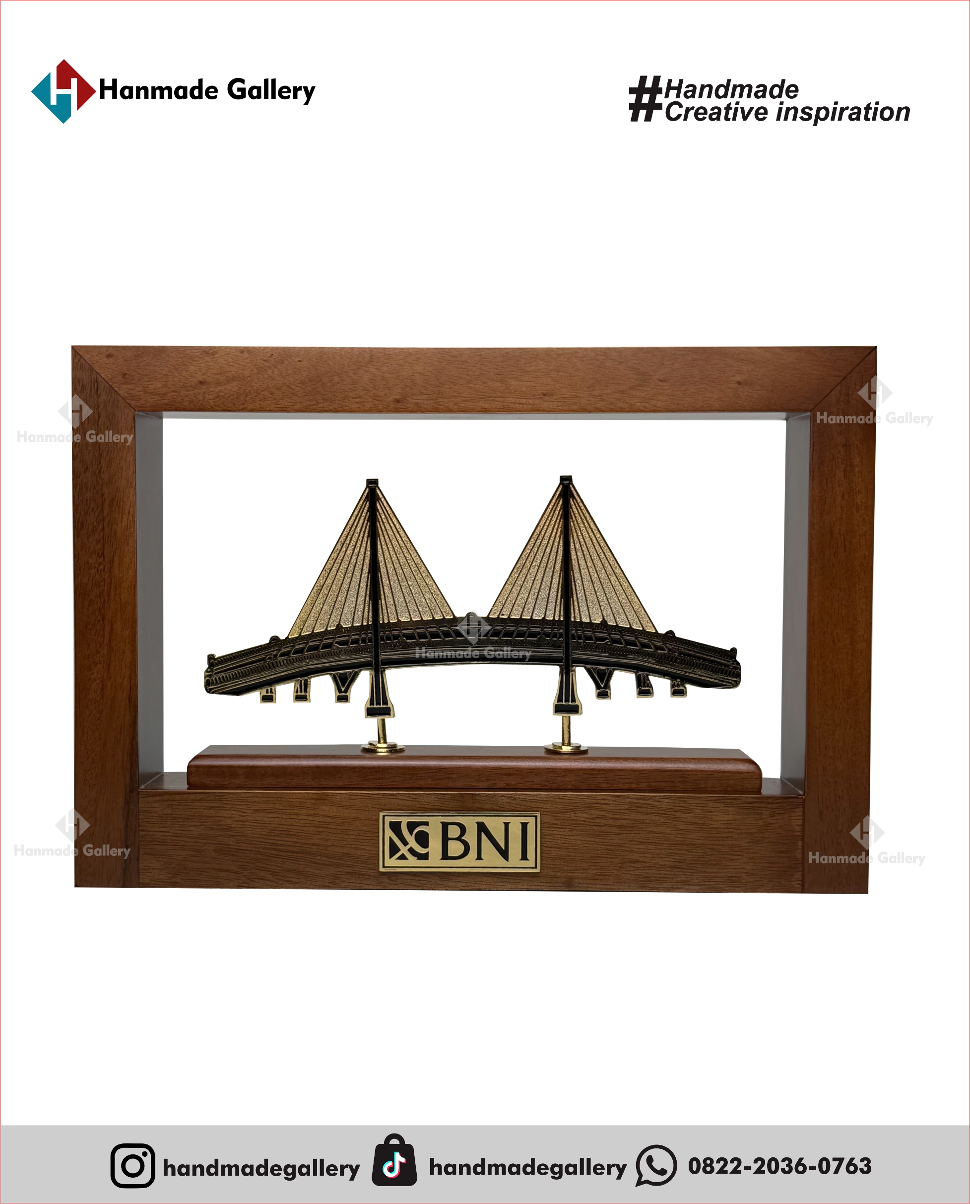 Plakat kayu merupakan produk plakat yang eksklusif dan elegan. Plakat kayu dengan sentuhan kombinasi plat kuningan menjadikan plakat kayu banyak sekali diminati baik instansi pemerintah, BUMN, Universitas dan juga perusahaan – perusahaan swasta. Produk plakat kayu ini terkenal dengan nilai kemewahanya dengan kombinasi kuningan