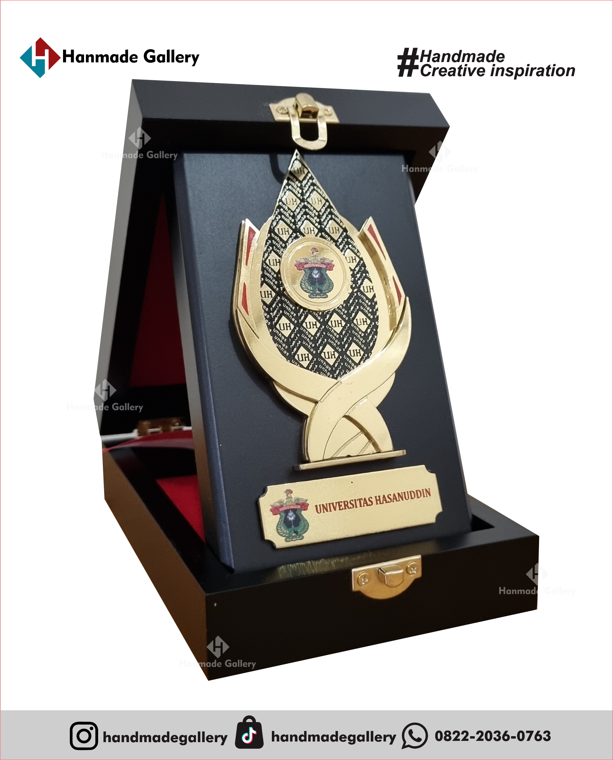 Plakat kayu merupakan produk plakat yang eksklusif dan elegan. Plakat kayu dengan sentuhan kombinasi plat kuningan menjadikan plakat kayu banyak sekali diminati baik instansi pemerintah, BUMN, Universitas dan juga perusahaan – perusahaan swasta. Produk plakat kayu ini terkenal dengan nilai kemewahanya dengan kombinasi kuningan