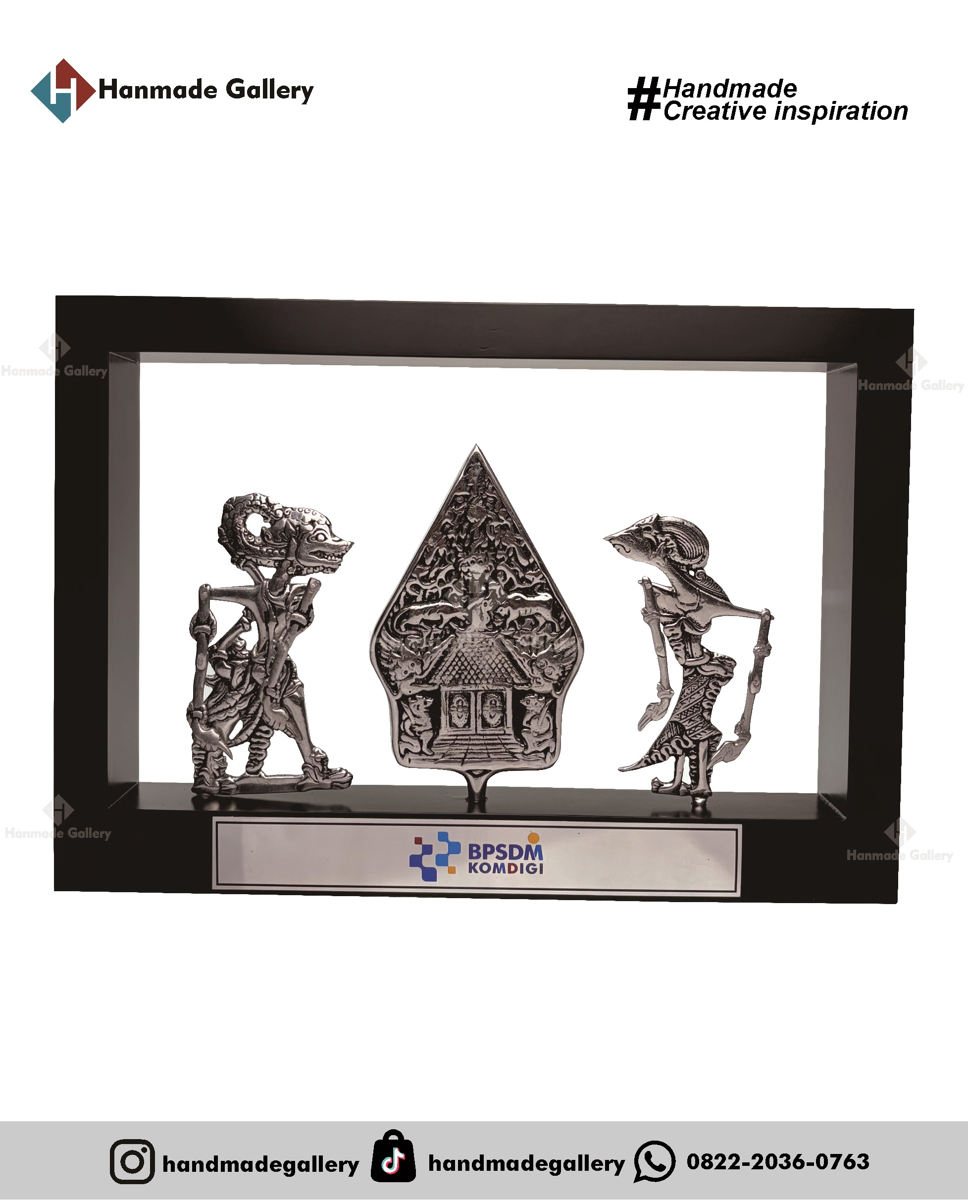 Plakat kayu merupakan produk plakat yang eksklusif dan elegan. Plakat kayu dengan sentuhan kombinasi plat kuningan menjadikan plakat kayu banyak sekali diminati baik instansi pemerintah, BUMN, Universitas dan juga perusahaan – perusahaan swasta. Produk plakat kayu ini terkenal dengan nilai kemewahanya dengan kombinasi kuningan